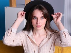 VeronicaNyman - female with brown hair webcam at LiveJasmin