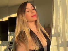 VictoriaWhite - female with brown hair and  small tits webcam at ImLive