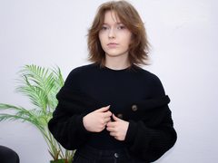 YukiPage - female with brown hair webcam at ImLive
