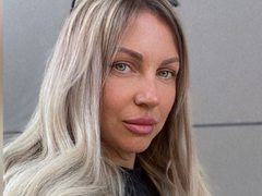 AmandaSexyLips - blond female webcam at xLoveCam