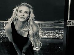 Aelina - blond female webcam at LiveJasmin