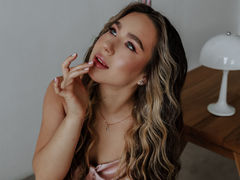 AimeeHout - female with brown hair webcam at LiveJasmin