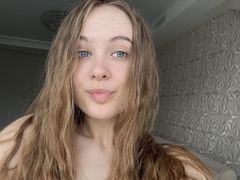 AlbertaClem - female with brown hair webcam at LiveJasmin