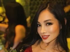 AleskaGrey - female with brown hair and  big tits webcam at LiveJasmin