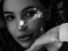 AvroraLovinson - female with brown hair webcam at LiveJasmin