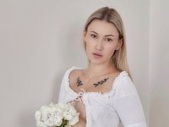AliceKrosman - female with brown hair webcam at LiveJasmin