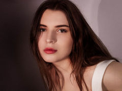 AliceLiador - female with brown hair webcam at LiveJasmin