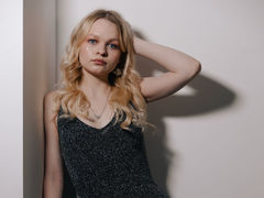 AliceWarren - female with black hair and  small tits webcam at ImLive