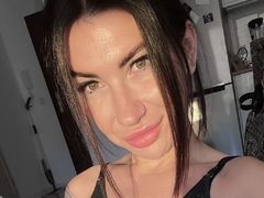 AlinaVanila - female with brown hair and  small tits webcam at LiveJasmin