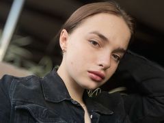 AlissaWilson - female with brown hair webcam at LiveJasmin