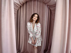 AmandaGrans - female with brown hair webcam at LiveJasmin