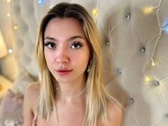 AmandaHarris - blond female webcam at LiveJasmin