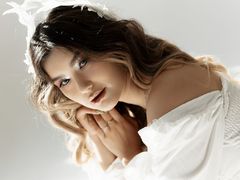 AmandaSteisis - female with brown hair webcam at LiveJasmin