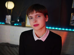 AmeliRuosy - female with brown hair webcam at LiveJasmin