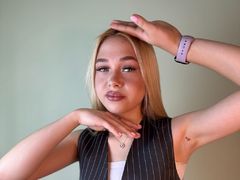 AngelynBroe - female with brown hair webcam at LiveJasmin