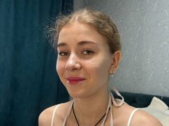 AnnaMartt - female with brown hair webcam at LiveJasmin