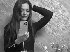 AnnaSunylor - female with brown hair and  big tits webcam at LiveJasmin