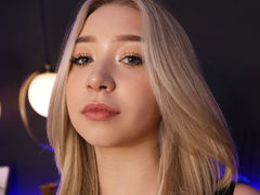 AnnabelleLumi - blond female webcam at LiveJasmin