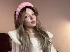 AnnikaBloom - female with brown hair webcam at LiveJasmin