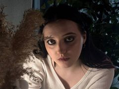 AntoniaBonelli - female with brown hair webcam at LiveJasmin