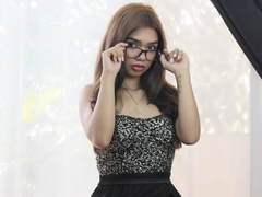 AprilCaruso - female with black hair webcam at ImLive