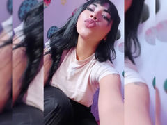 AriYaum - female with brown hair webcam at LiveJasmin