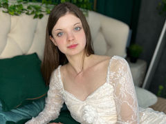 AriaShum - female with brown hair webcam at LiveJasmin