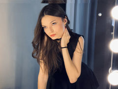 AsterQuinn - female with brown hair webcam at LiveJasmin