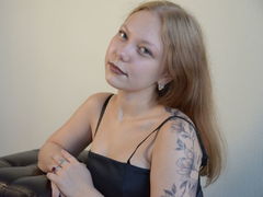 AudreyRoss - blond female webcam at LiveJasmin
