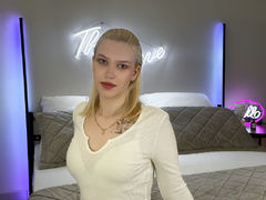 AuraLoren from LiveJasmin