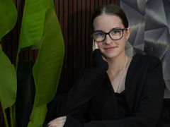 AvroraEverly - female with brown hair webcam at LiveJasmin