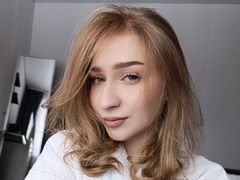 BaoMcculloh - female with brown hair webcam at LiveJasmin