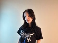 BenitaBratu - female with brown hair webcam at LiveJasmin