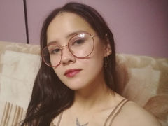 BenitaHagemeier - female with brown hair webcam at LiveJasmin