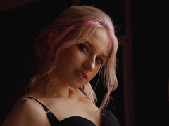 BettyLee - blond female with  small tits webcam at LiveJasmin