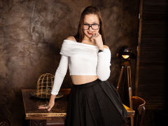 BettyStackhouse - female with brown hair webcam at LiveJasmin