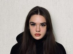 BlissHarwell - female with brown hair webcam at LiveJasmin