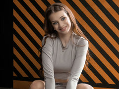 BonniePierce - female with brown hair webcam at LiveJasmin