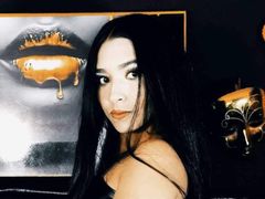 EmmaBruce - female with brown hair and  big tits webcam at LiveJasmin