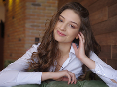 Babiface - female with brown hair webcam at LiveJasmin