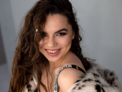 CamillaLarson - female with brown hair webcam at LiveJasmin