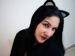 RoraimAnaggie - female with brown hair webcam at xLoveCam