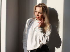 CarolineMril from LiveJasmin