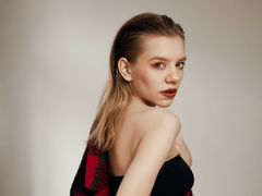 CarolineSquirrel - female with red hair webcam at LiveJasmin