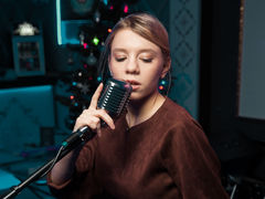 CarolineSquirrel - female with red hair webcam at LiveJasmin