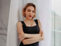 CarolineSquirrel - female with red hair webcam at LiveJasmin