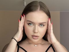 CarollMoore - female with brown hair webcam at LiveJasmin