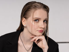 ChloeMillis - blond female with  small tits webcam at LiveJasmin