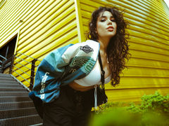 ClaireThonpsom - female with brown hair webcam at LiveJasmin