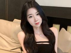 ClaraWhiter - female with black hair and  big tits webcam at LiveJasmin
